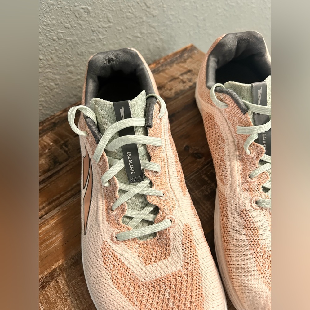 Altra Escalante 4 Womens Size 10Peach/pink Athletic Running Trail Shoes Sneakers - Picture 3 of 8